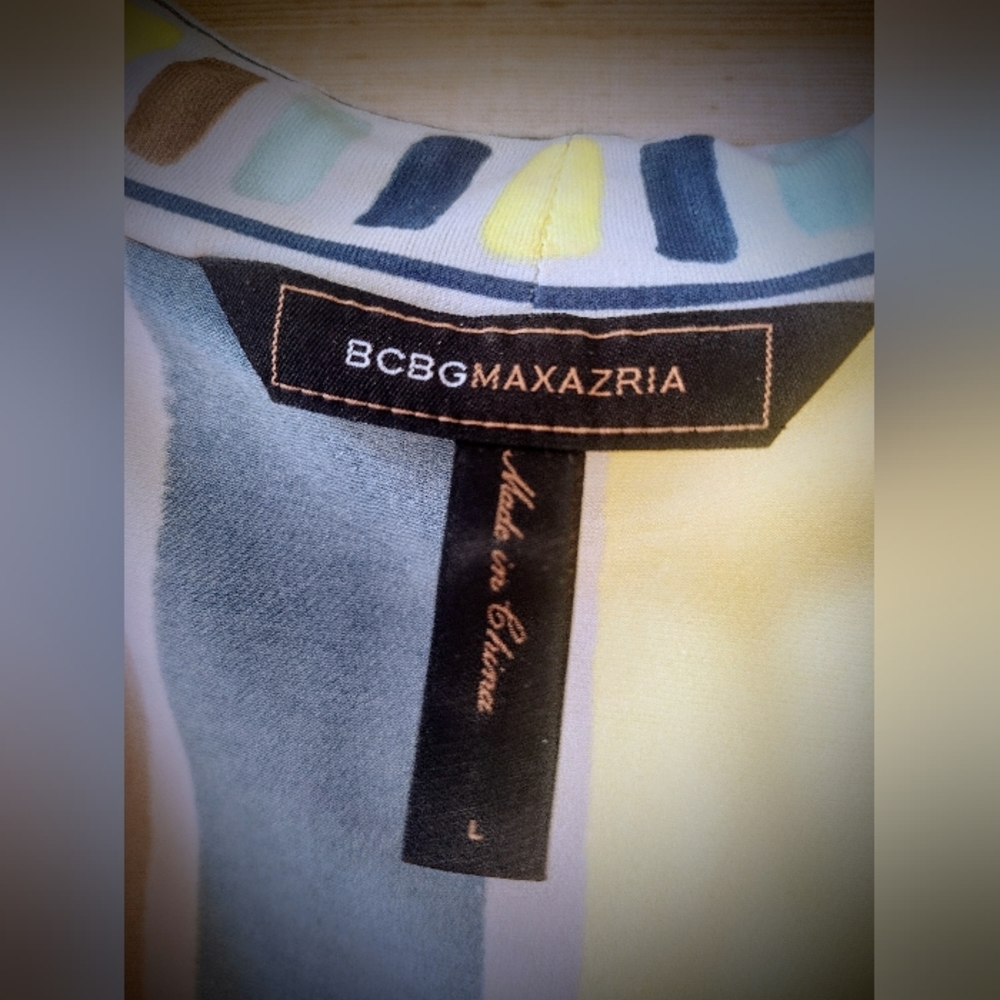 BCBGMaxAzria V-Neck Short Sleeve Blouse, Multicolor, Perfect Condition - Picture 4 of 7